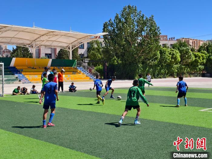 喀什校园绿茵涌动儿子娃娃队引领南疆青训崛起