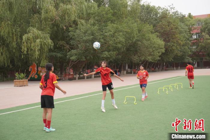 喀什校园绿茵涌动儿子娃娃队引领南疆青训崛起