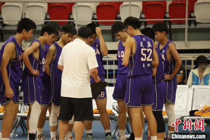 成都青少年篮球赛暨大运会测试赛举行 8支队伍模