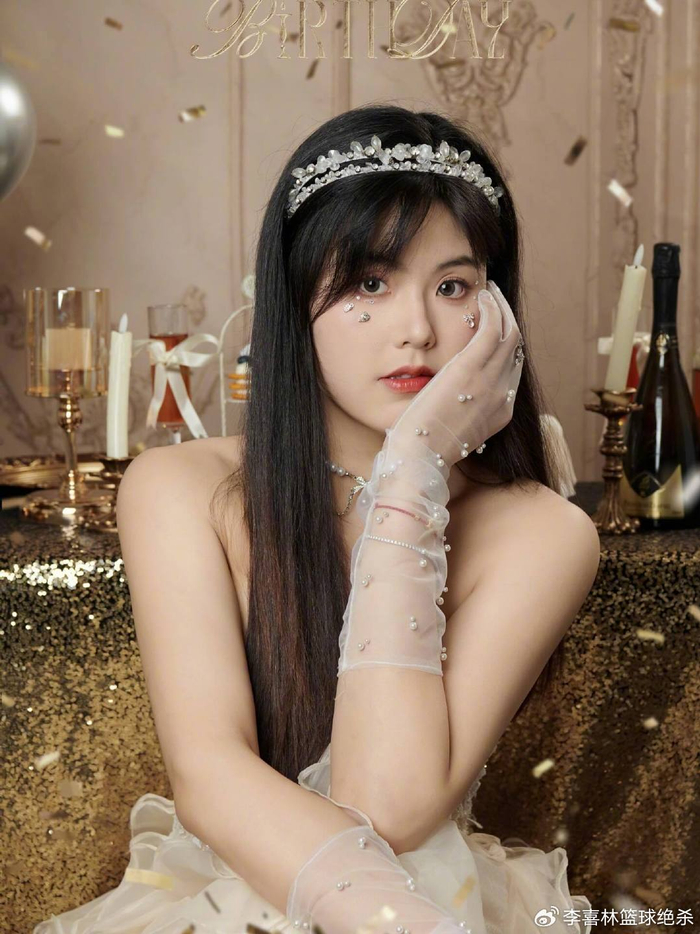 李月汝生日晒时尚造型 留洋之路再启航