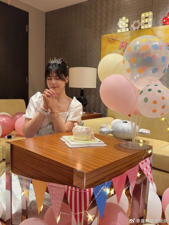 李月汝生日晒时尚造型 留洋之路再启航