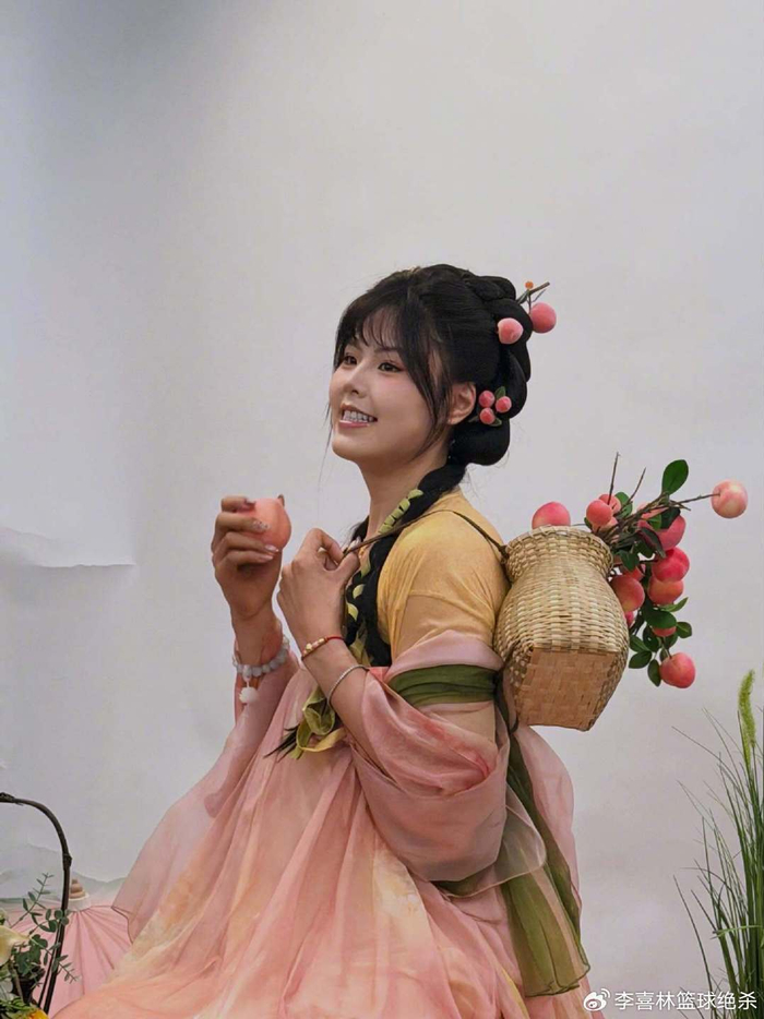 李月汝生日晒时尚造型 留洋之路再启航