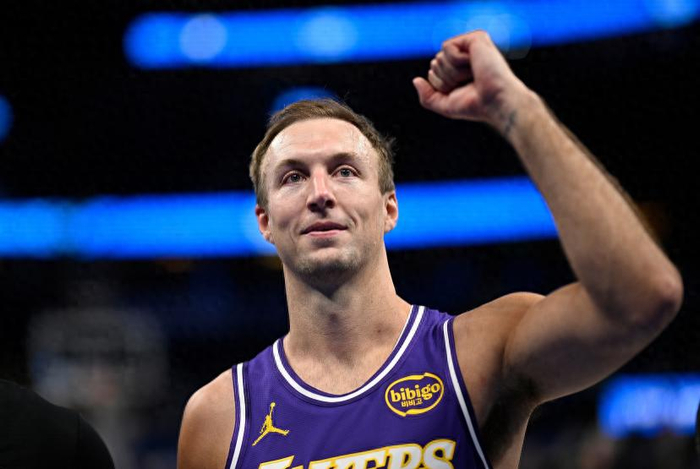 湖人替补双星爆发 海斯砍19+7盖帽助队大胜奇才