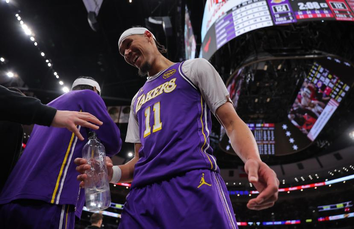 湖人替补双星爆发 海斯砍19+7盖帽助队大胜奇才