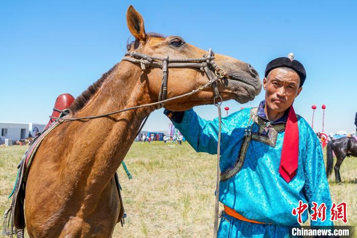 蒙古马超级联赛点燃草原热情 牧民与马共舞传承